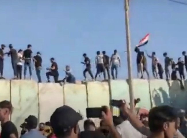 В Багдаде протестующие разбили палаточный лагерь у здания парламента Ирака