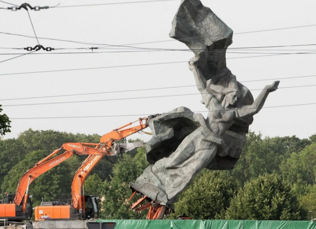 Россияне высказали против сноса памятника Освободителям Риги