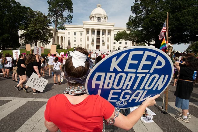 Солист группы Green Day отказался от гражданства США из-за закона о запрете абортов