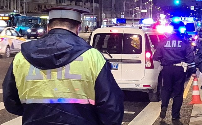 Водитель Nissan сбил двух полицейских в Москве