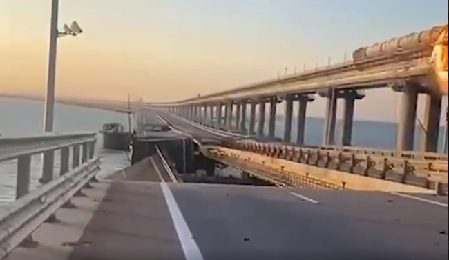 Два автомобильных пролета частично обрушено в результате взрыва на Крымском мосту