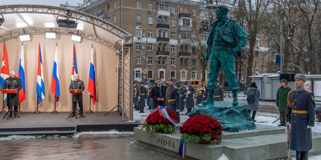 Памятник Фиделю Кастро открыли президенты России и Кубы в Москве