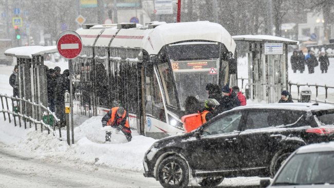 На Москву обрушился рекордный снегопад, более 50 авиарейсов задержаны и отменены