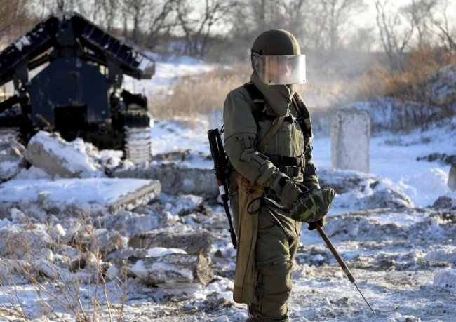 Двое мирных жителей подорвались на минах в ЛНР
