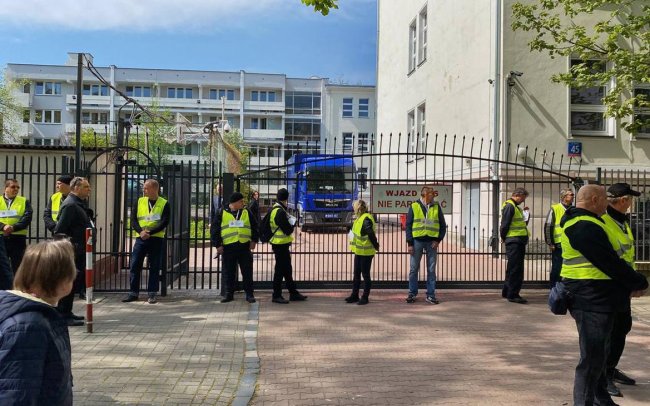 Захваченная местными властями школа посольства РФ в Польше переедет в другое здание