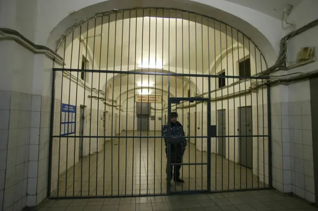 Сотрудники ФСИН, работающие с заключенными, получат возможность досрочно выйти на пенсию.